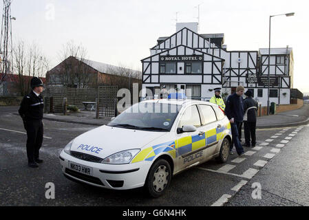 Polizeibeamte stehen vor dem Royal Hotel in Dunston, Gateshead, auf der Wache, wo der Verdächtige vermutlich im Zusammenhang mit der Ermordung von PC Ian Broadhurst und dem versuchten Mord an zwei seiner Kollegen festgehalten wird, teilte die Polizei heute mit. West Yorkshire Police sagte, der Mann, in seinen späten 30er Jahren, wurde im Nordosten von England nach einem Tip-off von einem Mitglied der Öffentlichkeit verhaftet. Stockfoto