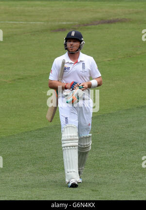 Englands Ian Bell verlässt das Feld, nachdem er sein Wicket beim Bowling des australischen Nathan Lyon (nicht abgebildet) am dritten Tag des vierten Tests am MCG in Melbourne, Australien, verloren hat. Stockfoto