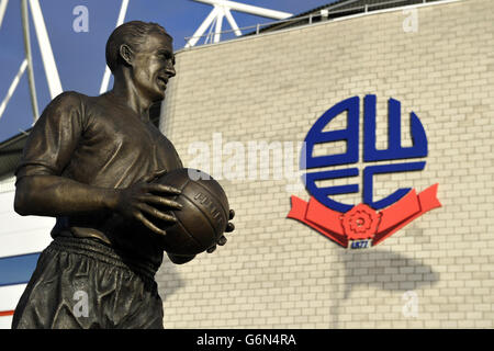 Fußball - Sky Bet Championship - Bolton Wanderers / Charlton Athletic - Reebok Stadium. Eine allgemeine Ansicht der Statue des Nat Lofthouse vor dem Reebok Stadium, Bolton. Stockfoto