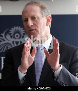 Der ehemalige US-Diplomat Richard Haass sprach bei seiner Rückkehr nach Belfast vor den Medien im Stormont Hotel, Belfast, um die Gespräche zur Lösung einiger der umstrittensten Probleme Nordirlands wieder aufzunehmen. Stockfoto