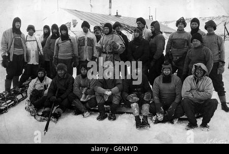 17. JANUAR - AN DIESEM TAG IN DER GESCHICHTE - 1912 PA NEWS FOTO CIRCA : 1912 KAPITÄN ROBERT FALCON SCOTT (MITTE, BALACLAVA) UND MITGLIEDER DER UNGLÜCKLICHEN BRITISCHEN EXPEDITION NACH ANTARTICA, UM DEN SÜDPOL ZU ERREICHEN. Bei der Ankunft am Polen war das kleine Team von 5 Männern am Boden zerstört, als sie erwuchsen, dass der norwegische Forscher Ronald Amundsen sie dort geschlagen hatte. Keiner der 5 Männer überlebte die Reise zurück ins Basislager. Stockfoto