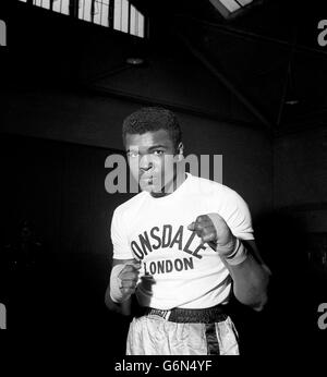 Cassius Clay, im Training, bevor er seinen Schwergewichtsweltmeistertitel gegen Henry Cooper in London verteidigte. Stockfoto