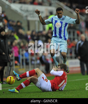 Cyrus Christie von Coventry City wird von Michael O'Connor von Rotherham United während des Sky Bet League One-Spiels im New York Stadium, Rotherham, angegangen. Stockfoto