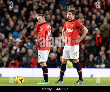 Wayne Rooney von Manchester United (links) und Michael Carrick (rechts) warten Um das Spiel nach Tottenham Hotspur's Emmanuel Adebayor wieder aufzunehmen (Nicht im Bild) erzielte das Eröffnungstreffer seines Teams Stockfoto