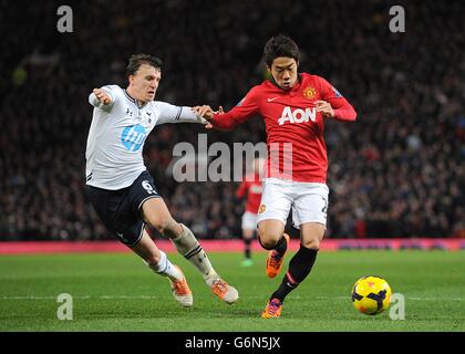 Shinji Kagawa von Manchester United (rechts) und Vlad Chiriches von Tottenham Hotspur kämpfen um den Ball Stockfoto