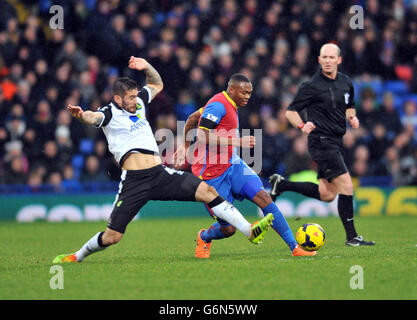 Yannick Bolasie (links) von Crystal Palace und Bradley Johnson von Norwich City stellen sich beim Barclays Premier League-Spiel im Selhurst Park, London, einer Herausforderung um den Ball. Stockfoto