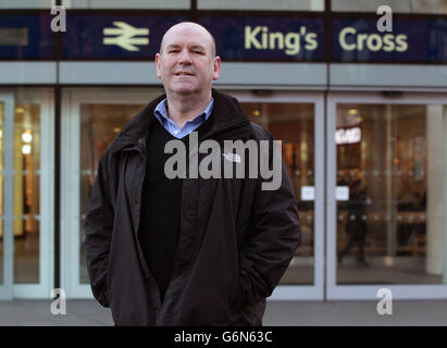 ASLEF-Generalsekretär Mick Whelan während eines Fares-Protestes, der von der Aktion für den Schienenverkehr der TUC vor dem Bahnhof Kings Cross in London organisiert wurde. Die Kampagne soll aufzeigen, wie die Bahnpreise schneller gestiegen sind als die Inflation und wie das Vereinigte Königreich die teuersten Tarife in Europa hat. Stockfoto