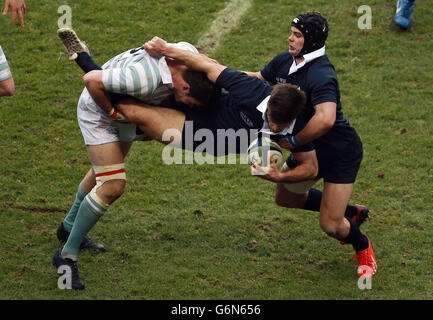 Rugby Union - 2013 Varsity Match - Oxford gegen Cambridge - Twickenham. Oxford's Jacob Taylor wird von Cambridge's Courtenay Morrison während des Varsity-Spiels 2013 in Twickenham, London, angegangen. Stockfoto