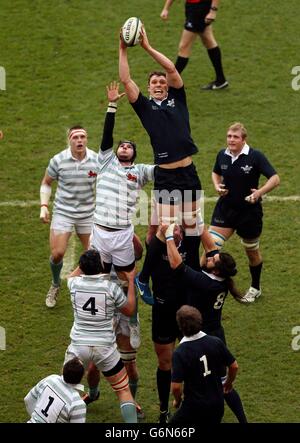 Rugby Union - 2013 Varsity Match - Oxford gegen Cambridge - Twickenham. Will Rowlands von Oxford gewinnt eine Linie während des Varsity-Spiels 2013 in Twickenham, London. Stockfoto