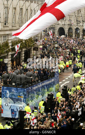 Englands weltcup-siegreiche Rugby-Spieler ziehen die Trophäe durch die Regent Street, London, während Tausende von Fans die Straßen säumten, um ihre Helden anzufeuern. Kapitän Martin Johnson, Star-Spieler Jonny Wilkinson und der Rest der Mannschaft nahmen an der Sweet Chariot-Siegesparade Teil, die ihr Hotel in drei offenen Bussen verließ. Bis zu einer halben Million Menschen verwandelten das Zentrum Londons in ein zwei Meilen langes Gedränge, als die Darstellungen von Swing Low Sweet Chariot ausbrachen. Stockfoto