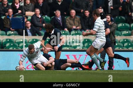 Cambridge's Nick Jones hat beim Varsity-Spiel 2013 in Twickenham, London, einen Versuch gemacht. Stockfoto