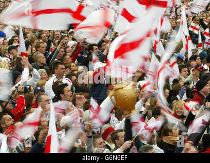 Die Fans versammelten sich am Trafalgar Square im Zentrum von London, bevor die siegreiche Mannschaft der englischen Rugby-Weltmeisterschaft das Zentrum der Stadt bereisen konnte. Unterstützer aus dem ganzen Land kamen in der Hauptstadt zusammen, um Englands Rugby-Weltmeister zu ehren, als sie die Stadt mit zwei offenen Bussen bereisten, die mit einer Rallye am Trafalgar Square endeten. Stockfoto