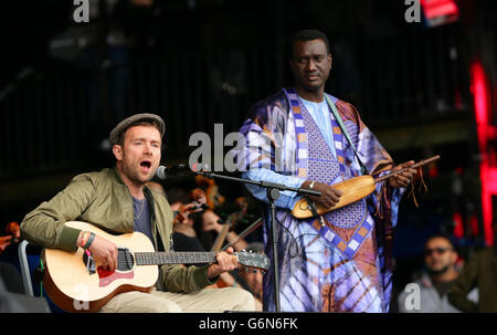 Damon Albarn mit syrischen Orchestermusiker auf der Pyramide-Bühne auf dem Glastonbury Festival, würdig Farm in Somerset durchführen. Stockfoto