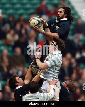 Rugby Union - 2013 Varsity Match - Oxford gegen Cambridge - Twickenham. Oxford's John Carter gewinnt eine Linie aus während des Varsity-Spiels 2013 in Twickenham, London. Stockfoto