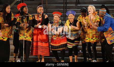 Der südafrikanische Cultural Choir tritt bei einer „The Life of Nelson Mandela“-Veranstaltung in der Westminster Hall, House of Commons, im Zentrum von London auf. Stockfoto