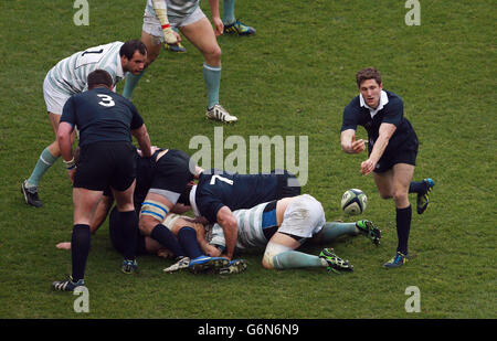 Rugby Union - 2013 Varsity Match - Oxford gegen Cambridge - Twickenham. Oxford's Sam Egerton bekommt einen Pass während des Varsity-Spiels 2013 in Twickenham, London. Stockfoto