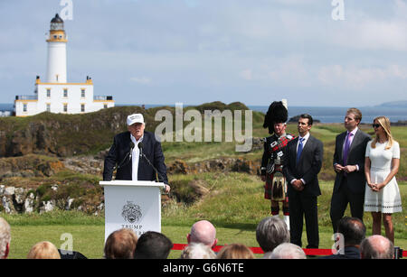 US-Präsidentschaftswahlen hoffnungsvollen Donald Trump, mit seiner Tochter Ivanka (rechts) und seinem Sohn Eric (zweiter von rechts) während er im Turnberry Hotel in South Ayrshire, spricht wo der Trump Turnberry Golf Course wurde überarbeitet. Stockfoto