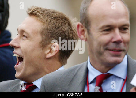 England Spieler Jonny Wilkinson (L) und Trainer Clive Woodward während der England Rugby World Cup Team Siegesparade im Zentrum von London. * die offenen Busse kamen vor der Nationalgalerie an und wurden von Tausenden von Fans begeistert empfangen. Der Platz war ein Meer von roten und weißen Fahnen, als die Helden der Nation den Fans winkten. Stockfoto