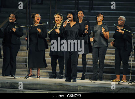 Joan Armatrading tritt mit dem Kingdom Choir bei der Celebration of the Life of Nelson Mandela in der Westminster Hall, House of Commons, im Zentrum von London auf. Stockfoto