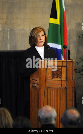 Baroness D'Souza spricht bei der Feier des Lebens von Nelson Mandela in der Westminster Hall, House of Commons, Central London. Stockfoto