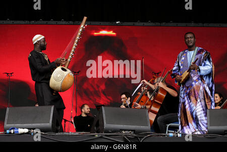 Die des syrischen Orchestermusiker auf der Pyramide Bühne auf dem Glastonbury Festival, würdig Farm in Somerset. PRESSEVERBAND Foto. Finden Sie unter PA Geschichte SHOWBIZ Glastonbury. Bild Datum: Freitag, 24. Juni 2016. Bildnachweis sollte lauten: Yui Mok/PA Wire Stockfoto