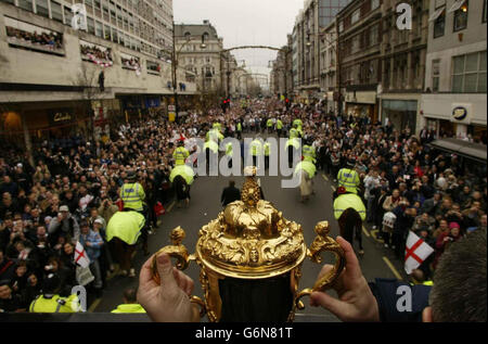 Die Mannschaft der englischen Weltmeister auf ihrer Siegesparade durch die Straßen Londons. Die beiden offenen Busse kamen vor der Nationalgalerie an und wurden von Tausenden von Fans begeistert begrüßt. Der Platz war ein Meer von roten und weißen Fahnen, als die Helden der Nation den Fans winkten. Stockfoto