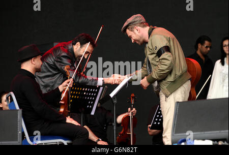 Damon Albarn und die des syrischen Orchestermusiker auf der Pyramide Bühne auf dem Glastonbury Festival, würdig Farm in Somerset. PRESSEVERBAND Foto. Finden Sie unter PA Geschichte SHOWBIZ Glastonbury. Bild Datum: Freitag, 24. Juni 2016. Bildnachweis sollte lauten: Yui Mok/PA Wire Stockfoto