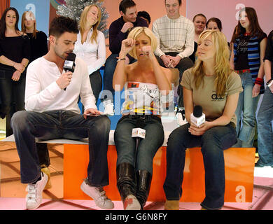 MTV-Moderator Dave Berry mit Jenny Frost (Mitte links) und Liz McClarnon von Atomic Kitten während ihres Gastauftritts auf MTV's TRL UK in den MTV Studios in Camden, Nord-London. Die Mädchen bewerben derzeit ihre neue Single 'Ladies Night', die am Montag, den 15. Dezember 2003, erscheinen wird. Stockfoto