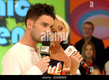 MTV-Moderator Dave Berry mit Jenny Frost von Atomic Kitten während ihres Gastauftritts auf MTV's TRL UK in den MTV Studios in Camden, Nord-London. Die Mädchen bewerben derzeit ihre neue Single 'Ladies Night', die am Montag, den 15. Dezember 2003, erscheinen wird. Stockfoto