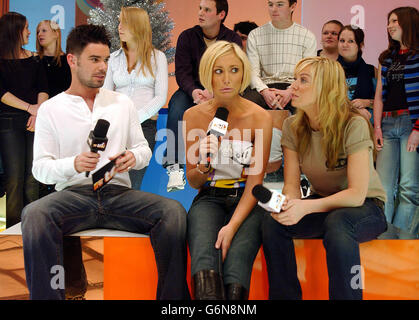 MTV-Moderator Dave Berry mit Jenny Frost (Mitte links) und Liz McClarnon von Atomic Kitten während ihres Gastauftritts auf MTV's TRL UK in den MTV Studios in Camden, Nord-London. * die Mädchen bewerben derzeit ihre neue Single 'Ladies Night', die am Montag, den 15. Dezember 2003, erscheinen wird. Stockfoto