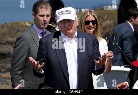US-Präsidentschaftswahlen hoffnungsvollen Donald Trump, mit seiner Tochter Ivanka und seinem Sohn Eric (links) bei seiner überarbeiteten Trump Turnberry Golfplatz in South Ayrshire. Stockfoto