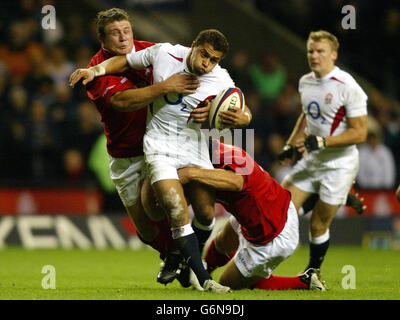 Der englische Jason Robinson wird von Tony Woodcock (links) und Keith Lowen (rechts) von den NZ Barbaren während des Spiels der Zürcher Weltmeister-Herausforderung in Twickenham, London, angegangen. Stockfoto