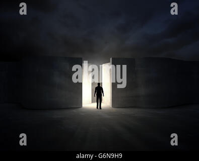 Mann in ein geheimnisvolles Labyrinth - 3D Rendering Stockfoto
