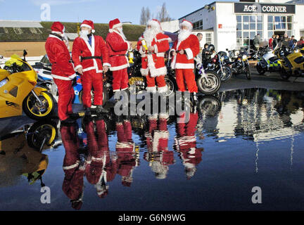 Fünf von über hundert Motorradfahrern, die in Santa Claus-Kostümen gekleidet sind, versammeln sich im Ace Cafe, abseits der North Circular Road, Brent, im Norden Londons, um Kindern Weihnachtsgeschenke im Central Middlesex Hospital, St. Mary's Hospital und St. Thomas' Hospital zu überreichen. Stockfoto