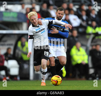 Fußball - Sky Bet Championship - Derby County / Doncaster Rovers - iPro Stadium. Will Hughes von Derby County (links) und Richie Wellens von Doncaster Rovers (rechts) kämpfen um den Ball. Stockfoto