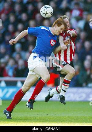 Hayden Foxe vom FC Portsmouth (links) erhält eine gelbe Karte für sein Tackling auf Brett Ormerod (rechts) des Southampton FC in der zweiten Hälfte des Premiership-Spiels mit Barclaycard im St. Mary's Stadium in Southampton. Vollzeitpunktzahl 3:0. Stockfoto