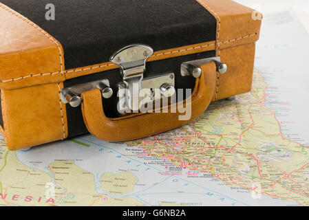 braunen Koffer Om Karte für Reisen weltweit Stockfoto