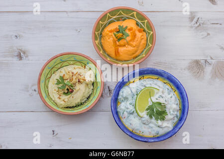 Humus und Tzatziki auf einem weißen Holztisch Stockfoto