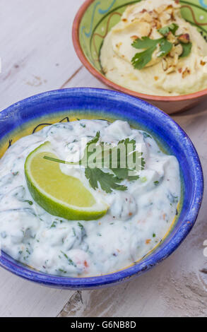 Tzatziki und Humus auf einem weißen Holztisch Stockfoto