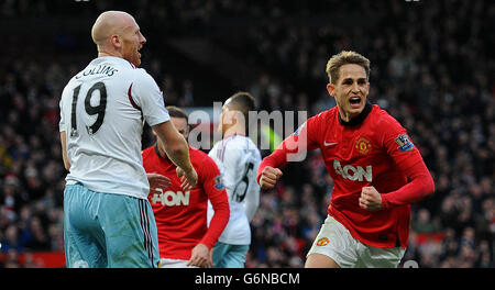 Adnan Januzaj von Manchester United feiert den zweiten Treffer seiner Mannschaften während des Spiels der Barclays Premier League in Old Trafford, Manchester. Stockfoto