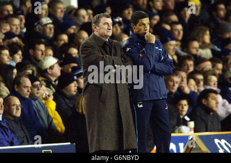 Tottenham Hotspur-Manager David Pleat und sein Assistent Chris Hughton (R) beobachten, wie ihr Team während des Barclaycard Premiership-Spiels in der White Hart Lane im Norden Londons gegen Manchester United 2-1 verliert. Stockfoto