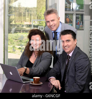 Porträt glücklich Geschäftsleute hinter Laptop Blick auf Kamera in einem großen arbeiten moderne Büro, Kaffee und Strategieplanung Stockfoto