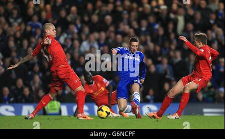 Liverpools Martin Skrtel (links) und Leiva Lucas (rechts) versuchen, den Chelsea-Mann Fernando Torres zu bekämpfen, während er einen Torschuss trifft Stockfoto