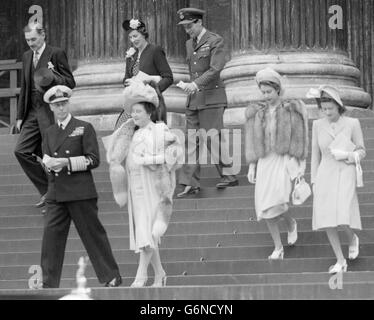 Gruppenkapitän Peter Townsend (Mitte), dann ein Equerry an den König, verlassen St. Paul's Cathedral, London, mit der königlichen Familie (L-R Front): König George VI, die Königin Mutter, Königin Elizabeth II und Prinzessin Margaret, nachdem sie einen Gottesdienst an einem nationalen Gebetstag besucht. Stockfoto