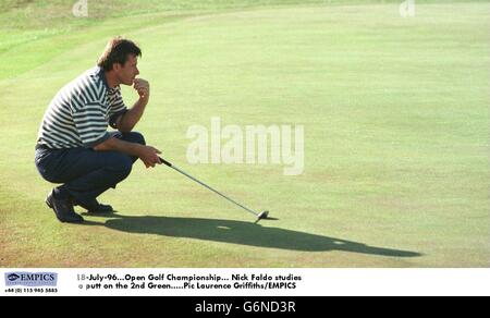 18-Juli-96. Open Golf Championship. Nick Faldo studiert einen Putt auf dem 2. Green Stockfoto