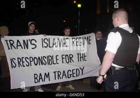 Iranische regierungsfeindliche Demonstranten demonstrieren gegen das islamische Land Iran, bevor im islamischen Gemeindezentrum im Norden Londons eine Gedenkfeier stattfinden sollte. Am vergangenen Freitag traf ein Erdbeben die Stadt Bam im Iran, bei dem bis zu 50,000 Menschen getötet wurden. Die Demonstranten behaupten, dass die Zahl der Todesfälle erheblich reduziert werden könnte, aber für schlechte Wohnverhältnisse und unsichere Baumethoden, die sie dem herrschenden islamischen Land zuschreiben. Stockfoto