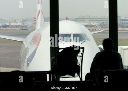 Passagiere warten am Terminal 4 des Flughafens Heathrow, da der Flug BA223 nach Washington von British Airways wie gewohnt abreisen konnte. Die Freigabe für den Flug erfolgte, nachdem die Fluggesellschaft zwei Tage in Folge wegen Sicherheitsängsten gezwungen wurde, den Flug zu stornieren. Stockfoto