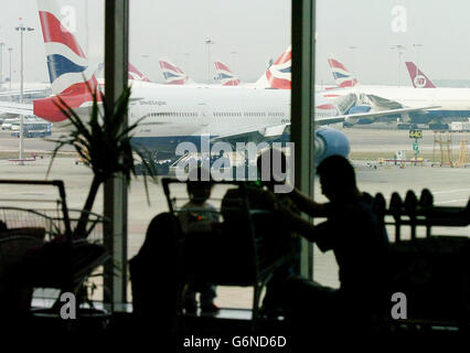 Passagiere warten am Terminal 4 des Flughafens Heathrow, da der Flug BA223 nach Washington von British Airways wie gewohnt abreisen konnte. Die Freigabe für den voll gebuchten Flug erfolgte, nachdem die Fluggesellschaft zwei Tage in Folge wegen Sicherheitsängsten gezwungen wurde, ihn zu stornieren. Stockfoto