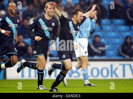 Paul Dickov von Leicester City feiert sein Tor gegen Manchester City beim Spiel der dritten Runde des FA Cup im City of Manchester Stadium. Stockfoto