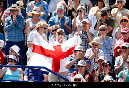 Ein Zuschauer hält eine England-Flagge Großbritanniens Johanna Konta ihr tagsüber fünf 2016 AEGON International in Devonshire Park, Eastbourne gewinnt. Stockfoto